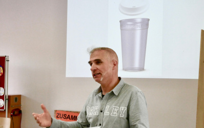 Schulleiter Tobias Zinser freut sich über die neuen Öko-Cup-Becher